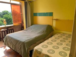 a small bedroom with a bed and a window at Apto SHOW! Perto do Aeroporto(3km) e Centro (4km). in Porto Alegre