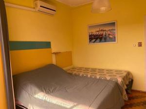 a bedroom with two beds and a painting on the wall at Apto SHOW! Perto do Aeroporto(3km) e Centro (4km). in Porto Alegre