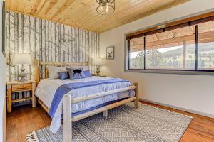 1 dormitorio con cama y techo de madera en Monarch Landing, A Cozy Cabin w/360 Mountain Views en Cripple Creek