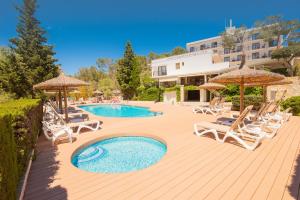 Бассейн в Hotel Playa Mondrago или поблизости