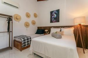 een slaapkamer met 2 bedden in een kamer bij RJ Residencial Beira Mar Deliciosa Casa Frente Mar na Pinheira com piscina in Pinheira