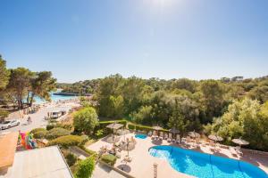 Бассейн в Hotel Playa Mondrago или поблизости
