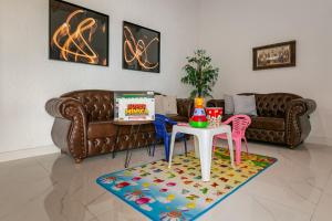 sala de estar con sofá y mesa en RJ Residencial Beira Mar Deliciosa Casa Frente Mar na Pinheira com piscina en Pinheira