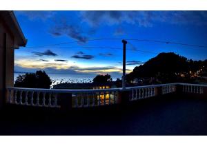 科帕卡巴納的住宿－HOTEL WENDY MAR，夜晚从阳台可欣赏到海景