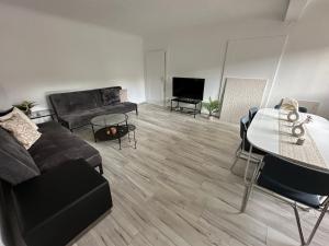 a living room with a couch and a table at Komplette 3 Zimmer Wohnung Heidelberg in Leimen