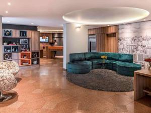 ein Wohnzimmer mit einem grünen Sofa und einem Tisch in der Unterkunft M-Flat Hotel Gold - Paulista in São Paulo