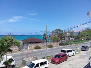 聖瑪麗的住宿－Discover Paradise: Budget Studio Beach Condo Beckons on Jamaica's North Coast!，停在街道边的一群汽车