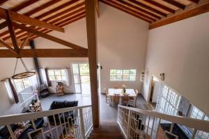 een grote woonkamer met houten plafonds en een tafel bij Casa de Campo com lazer , pássaros e muito verde. in Poços de Caldas