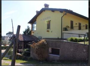 a house with a sign on the side of it at Agriturismo La Scalera in Lonato del Garda