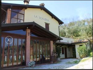 een gebouw met een bord dat la scala bij Agriturismo La Scalera in Lonato