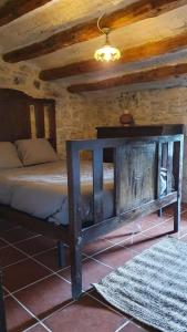 Tempat tidur dalam kamar di La Casa de la Conca de Barberà
