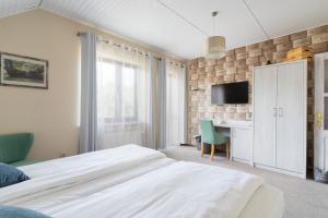 アウグストゥフにあるWilla Polanicaの白いベッドルーム(ベッド1台、デスク付)