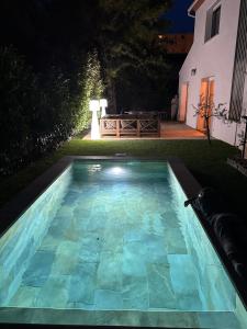 uma piscina no quintal à noite em Maison au calme au cœur du village de Mazargues - 7 personnes - Piscine em Marselha
