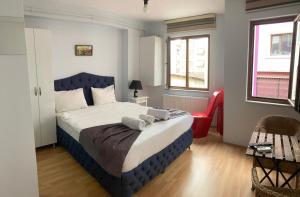 um quarto com uma cama grande e uma cadeira vermelha em centre suites em Istambul