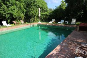 una gran piscina con sillas en un patio en Molinos de Fuenteheridos en Fuenteheridos