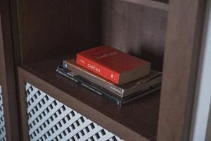 due libri impilati uno sopra l'altro su uno scaffale di Boutique Hôtel Responsable et Restaurant Basgi Basgi a Saint-Florent
