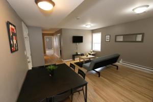 ein Wohnzimmer mit einem Tisch und einem Sofa in der Unterkunft Pleasing 4- Bed Apartment Close to NYC in Jersey City