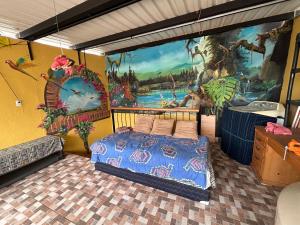 um quarto com uma cama e um quadro na parede em Casa Momo em Panajachel