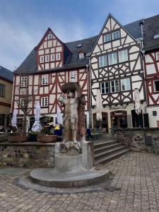 eine Statue in einem Hof vor einem Gebäude in der Unterkunft Charmante Ferienwohnung Limburg in Limburg an der Lahn