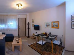 een woonkamer met een tafel en een bank bij andromachis house 1 in Volos