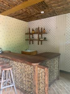 - un bar avec un comptoir en bois dans la chambre dans l'établissement Mpanga Nature Center, à Mpigi