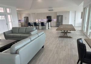 sala de estar con sofá y mesa en Twin Coves Tranquility: Private Beachfront Estate en North Palmetto Point