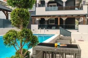 um apartamento com uma piscina e uma casa em Villa Diamond em Trogir
