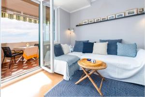 ein Wohnzimmer mit einem Sofa und einem Tisch in der Unterkunft Apartment Pantofule in Dubrovnik