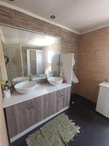 baño con 2 lavabos y espejo grande en casa Galilea, en Rancagua