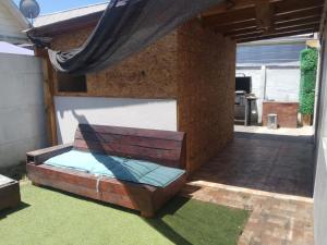 un patio con una cama en el medio de una casa en casa Galilea, en Rancagua