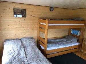 Saare-Toominga camping house في Väike-Rakke: غرفة نوم مع سريرين بطابقين في كابينة