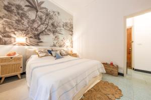 ein Schlafzimmer mit einem großen Bett und einem Gemälde an der Wand in der Unterkunft La Casetta al Mare by PortofinoVacanze in Rapallo