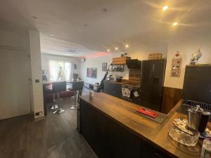 eine Küche mit einer Arbeitsplatte in einem Raum in der Unterkunft Cannes Cosy Oasis in Cannes