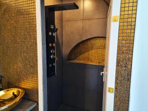 a bathroom with a black door and a sink at Rentcenter79 in Sankt Peter-Freienstein