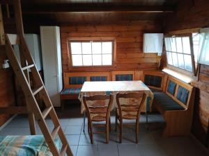 ein Zimmer mit einem Tisch und Stühlen in einer Hütte in der Unterkunft Studio with private pool jacuzzi and enclosed garden at Virton in Virton