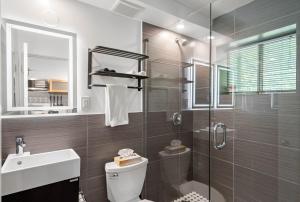 Bilik mandi di Studios On 25th by BCA Furnished Apartments +22 gambar