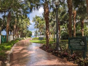 een straat met palmbomen en een straatlicht bij Cozy Fun-Size Getaway + Pool&Spa 5 mins to Beach in Fort Lauderdale