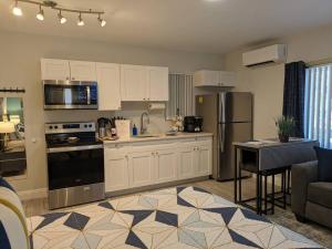 Gallery image of Cozy Fun-Size Getaway + Pool&Spa 5 mins to Beach in Fort Lauderdale