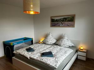 Giường trong phòng chung tại Stadt. Land. See. Ferienwohnung Leipzig