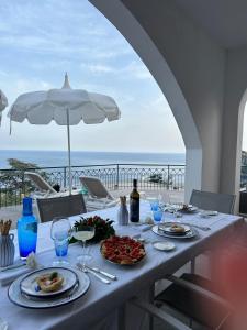 una mesa con platos de comida y vistas al océano en Villa Marianna, en Massa Lubrense