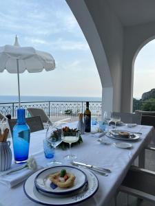 una mesa con platos de comida en una mesa con vistas en Villa Marianna, en Massa Lubrense