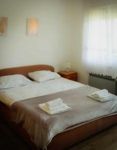 sypialnia z łóżkiem z dwoma ręcznikami w obiekcie Kuća za odmor Ante w mieście Ilok