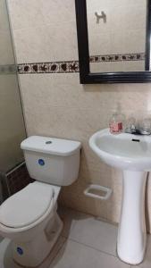 een badkamer met een toilet en een wastafel bij Apto 3 alcobas, Segundo piso Norte de Cali in Cali