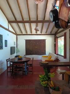 ein Zimmer mit einem Tisch und Stühlen sowie einem Esszimmer in der Unterkunft Casa rústica com piscina - SJC in Eugênio de Melo