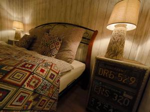 Ένα ή περισσότερα κρεβάτια σε δωμάτιο στο Ranch 66 - Zlatokopecká chata Arizona ve stylu Divokého Západu s koupacím sudem +25 φωτογραφίες