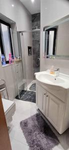 y baño blanco con lavabo y ducha. en Modern Private Rooms in an apartment, en St Paul's Bay