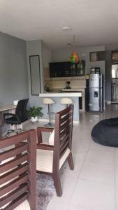 Una sala de estar con mesa y sillas y una cocina. en Apto 3 alcobas, Segundo piso Norte de Cali, en Cali