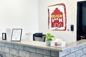 un mostrador en una cafetería con un cartel en la pared en Rucksack Inn Tyrwhitt Road, en Singapur