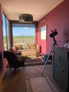 een woonkamer met een camera en een bank bij Casa Felix in Las Heras