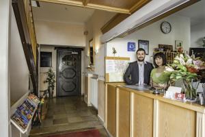 a bride and groom standing at the bar at their wedding at Gautinger Hof in Gauting